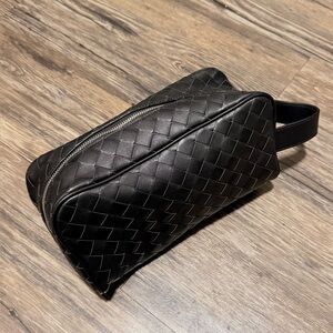 BOTTEGA VENETA Intrecciato Vertical Black Wallace Leather Travel Pouch